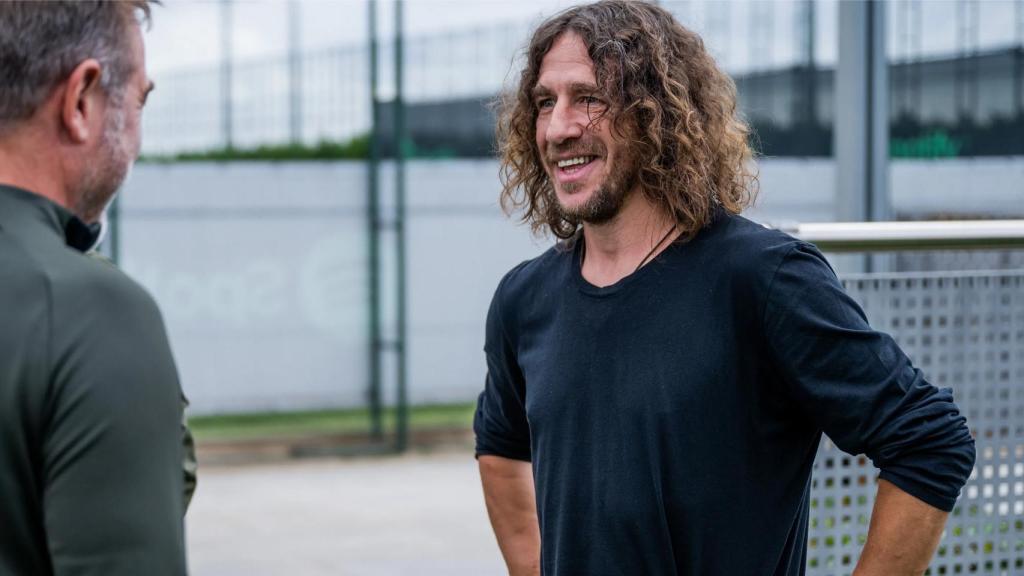 Carles Puyol visita les instal·lacions del Barça en un entrenament del primer equip