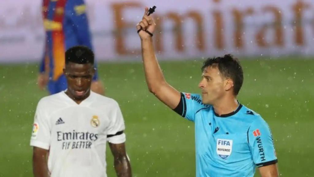 Gil Manzano, árbitro de la Liga, en un clásico de la temporada 2020-21