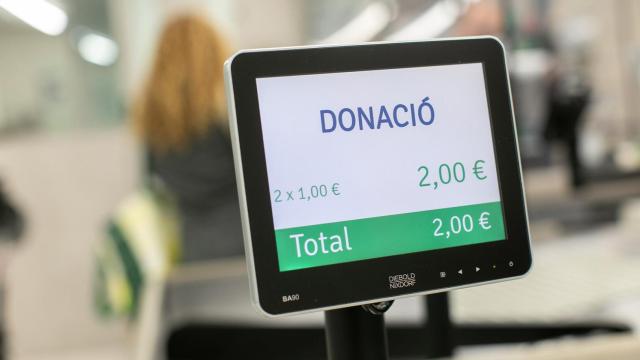Detalle de la donación en la línea de cajas en el 'Gran Recapte d'Aliments' en Mercadona