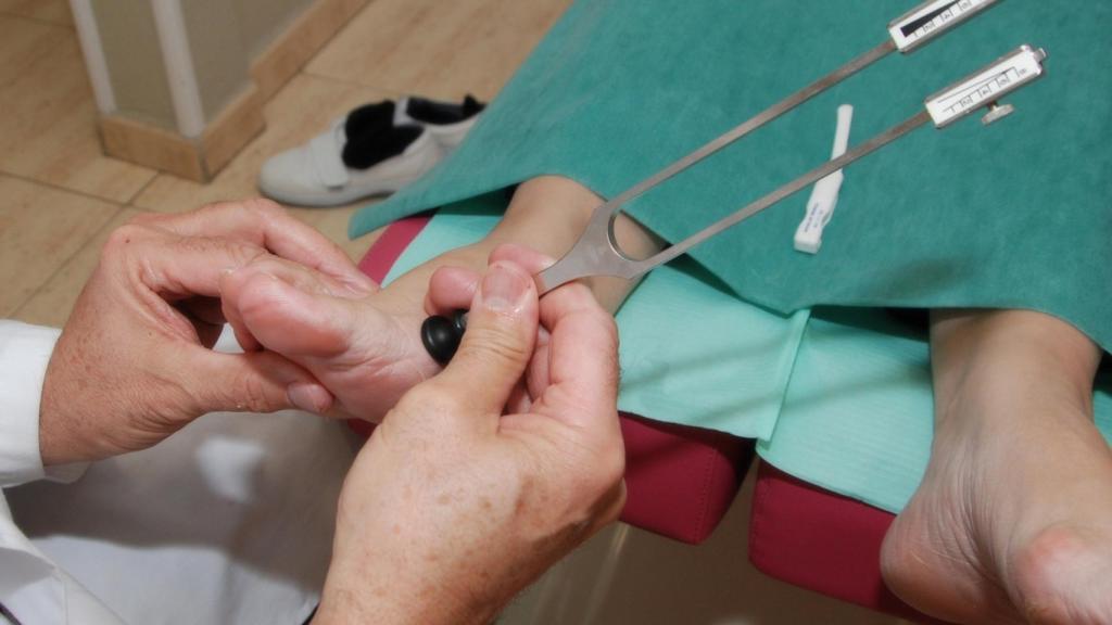 Un podólogo atiende a un paciente en una imagen de archivo