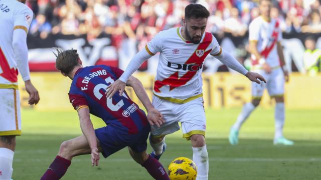 Unai López supera a Frenkie de Jong en el Rayo-Barça
