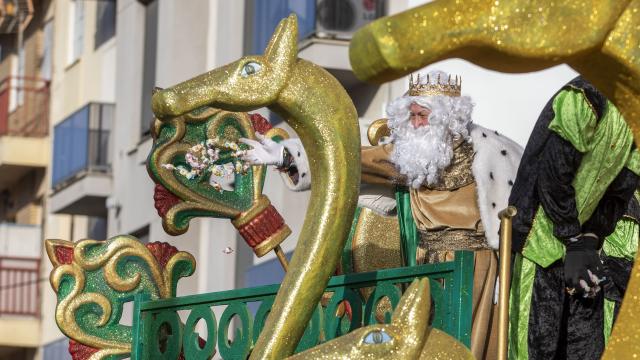 Melchor lanza caramelos en una cabalgata