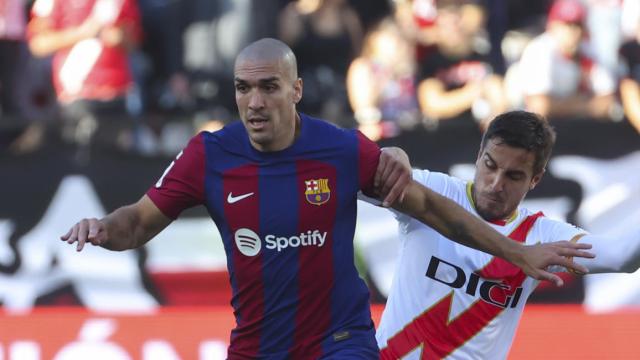 Oriol Romeu controla el balón ante el Rayo