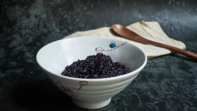Cuenco de arroz con caviar