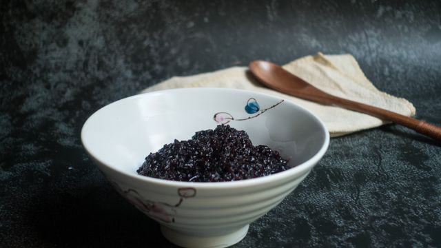 Cuenco de arroz con caviar