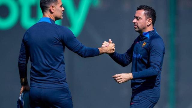 Xavi Hernández saluda a Rafa Márquez en un entrenamiento del Barça
