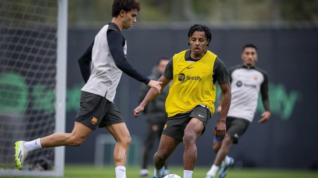 Joao Félix y Jules Koundé, en el entrenamiento del Barça previo al partido contra el Oporto