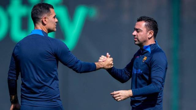 Xavi Hernández saluda a Rafa Márquez en un entrenamiento del Barça