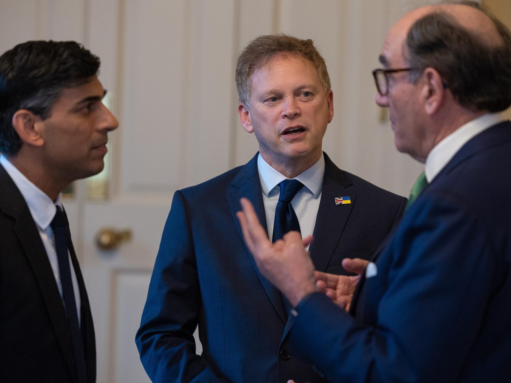 Ignacio Galán, presidente de Iberdrola (dcha.), junto a Grant Shapps, secretario de Estado de Defensa de Reino Unido, y Rishi Sunak, primer ministro / IBERDROLA