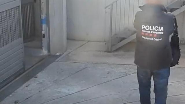 Un agente de los Mossos d'Esquadra durante el operativo