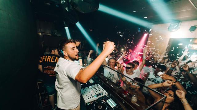 Un DJ en una discoteca