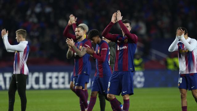Los jugadores del Barça agradecen el apoyo al estadi Olímpic de Montjuïc tras ganar al Oporto