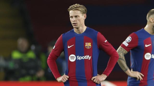 Frenkie de Jong e Iñigo Martínez se lamentan por el gol del Oporto