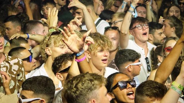 Varios jóvenes se divierten en una discoteca