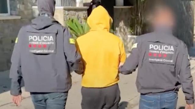 Dos agentes de la División de Investigación Criminal de Mossos d'Esquadra detienen a uno de los narcos más buscados en Suecia