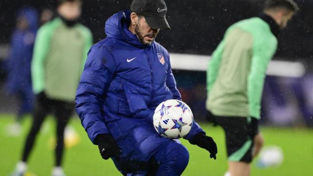 El Cholo Simeone, dando toques al balón antes del Feyenoord-Atlético