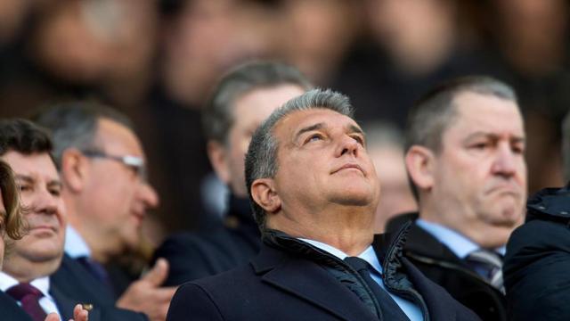 Joan Laporta, mirando al cielo con Eduard Romeu detrás