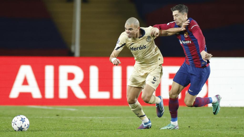 Pepe pugna con Lewandowski