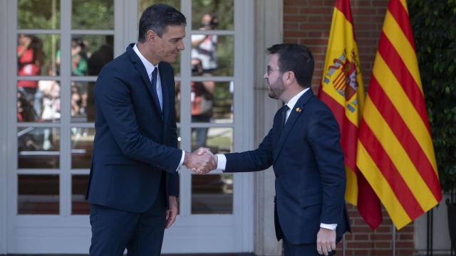 El presidente del Gobierno, Pedro Sánchez, y el presidente de la Generalitat, Pere Aragonès, en una reunión en Moncloa en 2022
