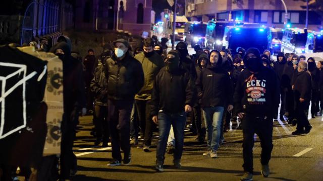 Cargas policiales y barricadas en la manifestación pro okupas en la Bonanova
