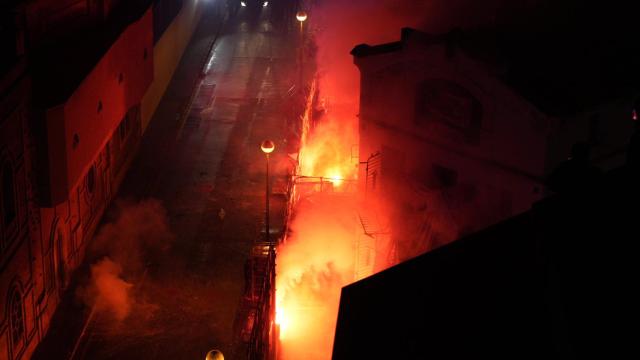 Los okupas reciben a la policía con pirotecnia