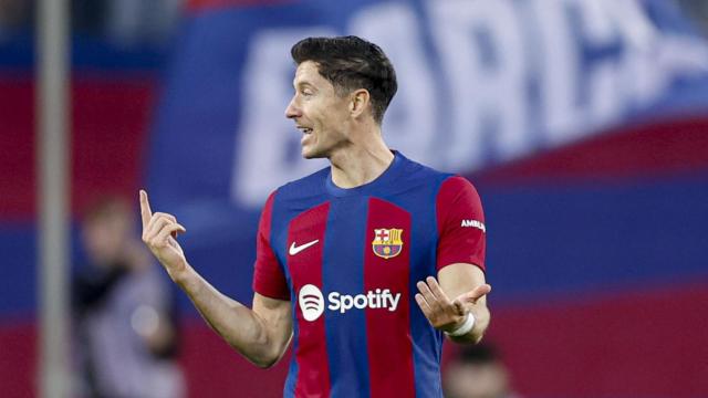 Robert Lewandowski habla con un compañero en un partido en Montjuïc