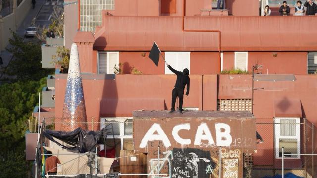 Uno de los okupas de la Bonanova ondea una bandera negra sobre la azotea de El Kubo