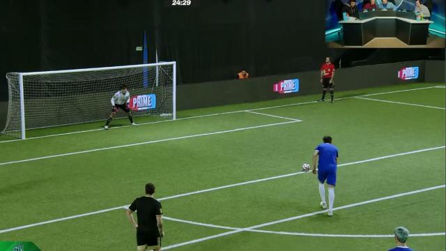 Gerard Piqué, antes de lanzar un penalti en el amistoso de Ibai Llanos
