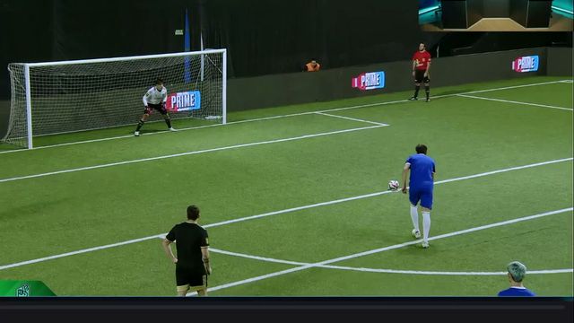 Gerard Piqué, antes de lanzar un penalti en el amistoso de Ibai Llanos