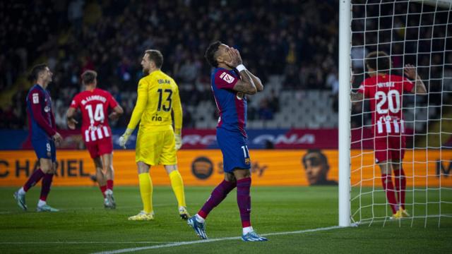 Raphinha se lleva las manos a cara después de fallar una ocasión contra el Atlético