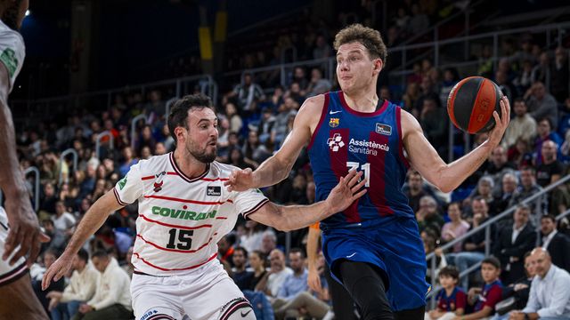 Jokubaitis busca dar una asistencia en la victoria del Barça de basket contra el Granada