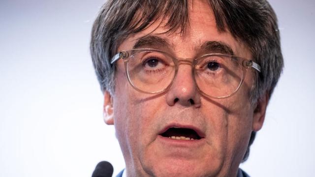 Puigdemont 'aterriza' y presume ahora de pactar con el adversario