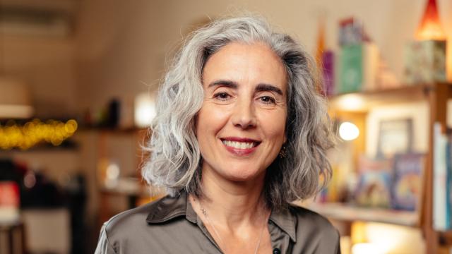 La autora Eva Jover en una librería