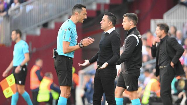 La discusión entre Xavi y Sánchez Martínez en Montjuïc