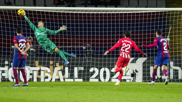 Parada antológica de Iñaki Peña a un gran lanzamiento de Memphis