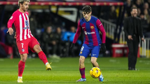 Pedri controla el balón ante Griezmann