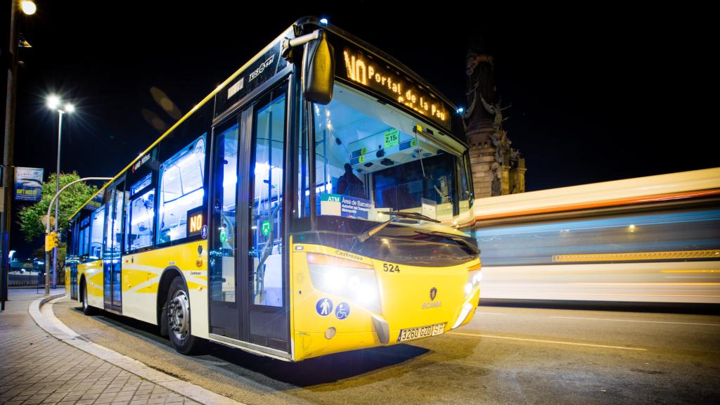 Imagen de un vehículo del NitBus en Barcelona