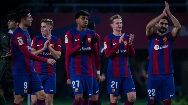 Los futbolistas del Barça aplauden la presencia de los aficionados en Montjuïc