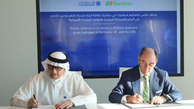 El presidente de Iberdrola, Ignacio Galán (dcha.), y Al Ramahi, consejero delegado de Masdar, durante la firma del acuerdo de coinversión / IBERDROLA