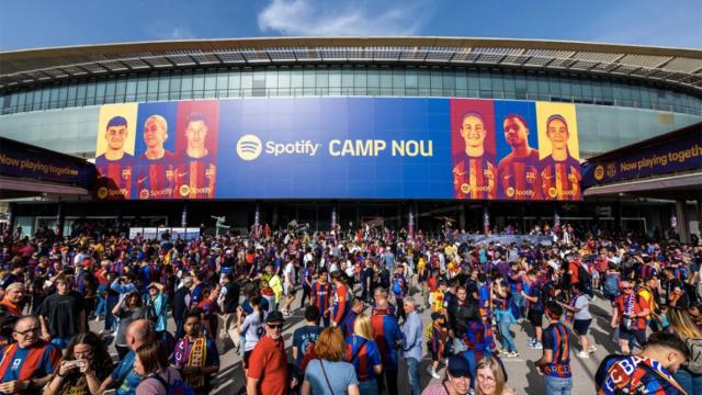 Aficionados del Barça, accediendo a las instalaciones del Spotify Camp Nou
