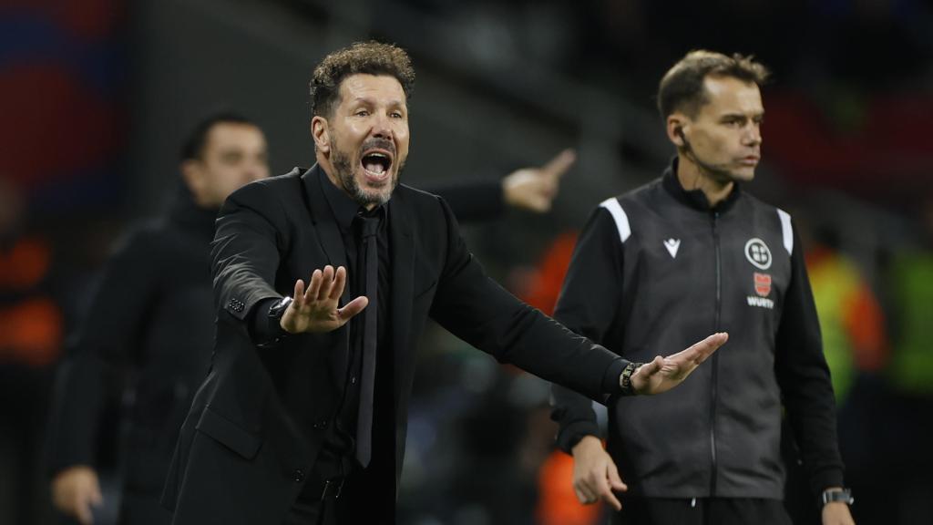 Cholo Simeone dirige al Atlético de Madrid en el partido contra el Barça