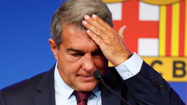 Joan Laporta, llevándose las manos a la cabeza tras un fichaje fallido