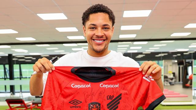 Vitor Roque se va del Athletico Paranaense con la firma de sus compañeros