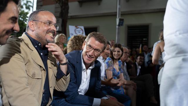El presidente del PP catalán, Alejandro Fernández, y el presidente del Partido Popular y candidato a la Presidencia del Gobierno, Alberto Núñez Feijóo
