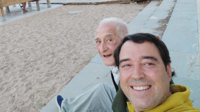 Óscar y su padre Saturnino, pocos días antes del fallecimiento del anciano en la residencia Bellamar de Platja d'Aro