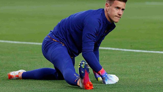Marc-André ter Stegen, realizando estiramientos antes de jugar