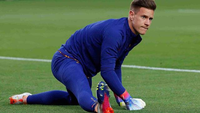 Marc-André ter Stegen, realizando estiramientos antes de jugar