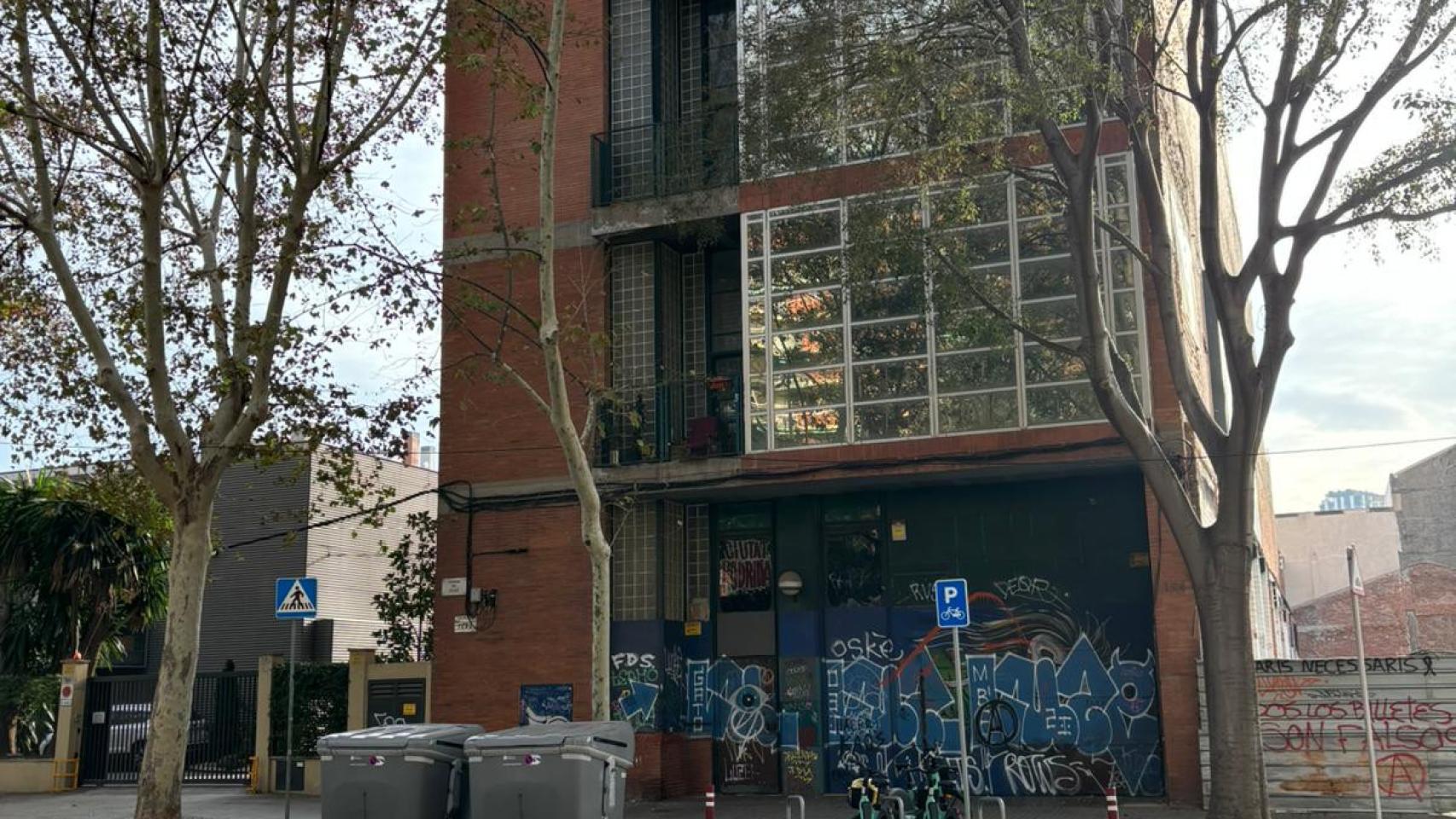 Fiestas ilegales, inseguridad y basura: los vecinos al límite por un bloque okupado en Sant Martí