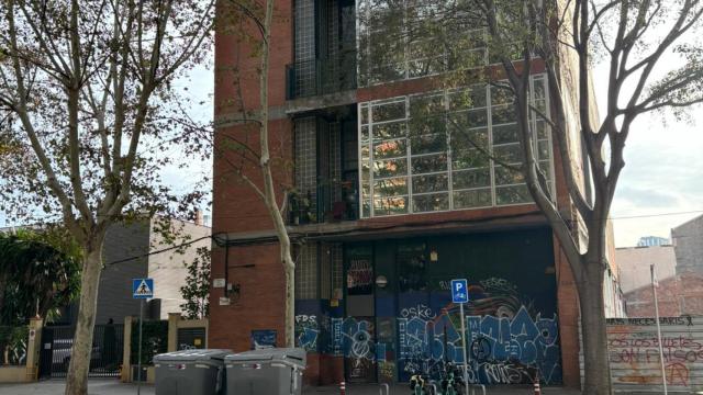 Fiestas ilegales, inseguridad y basura: los vecinos al límite por un bloque okupado en Sant Martí