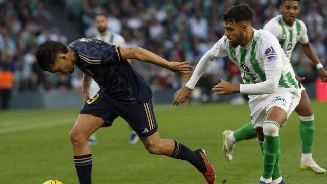 Chadi Riad persigue a Dani Ceballos en el Betis-Real Madrid
